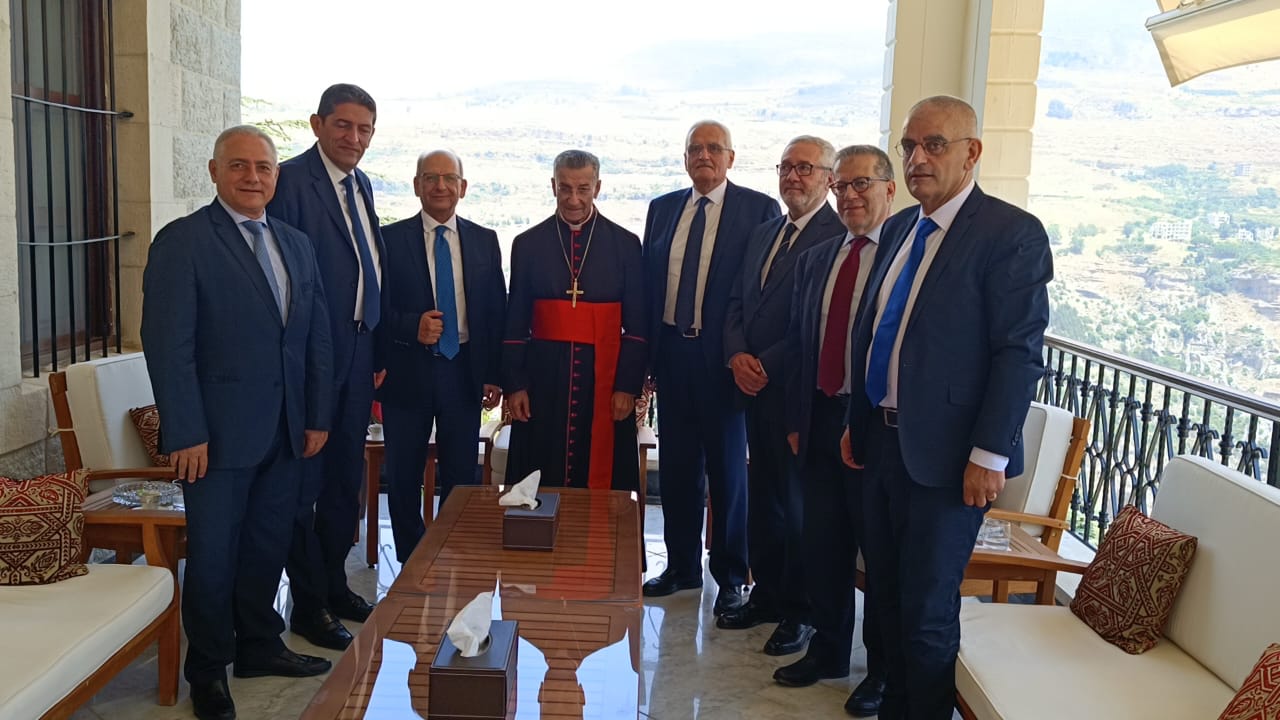 البطريرك الماروني الكردينال مار بشارة بطرس الراعي يستقبل وفدا من حزب القوات  في المقر البطريركي الصيفي في الديمان (النهار) 