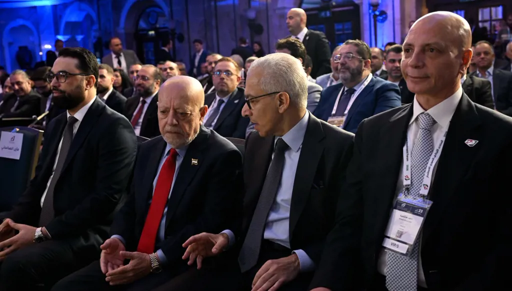 من اليمين: منظم المنتدى أحمد هاشمية، وزير الاقتصاد اللبناني عامر البساط، وزير الاقتصاد والصتاعة السوري  محمد نضال الشعار