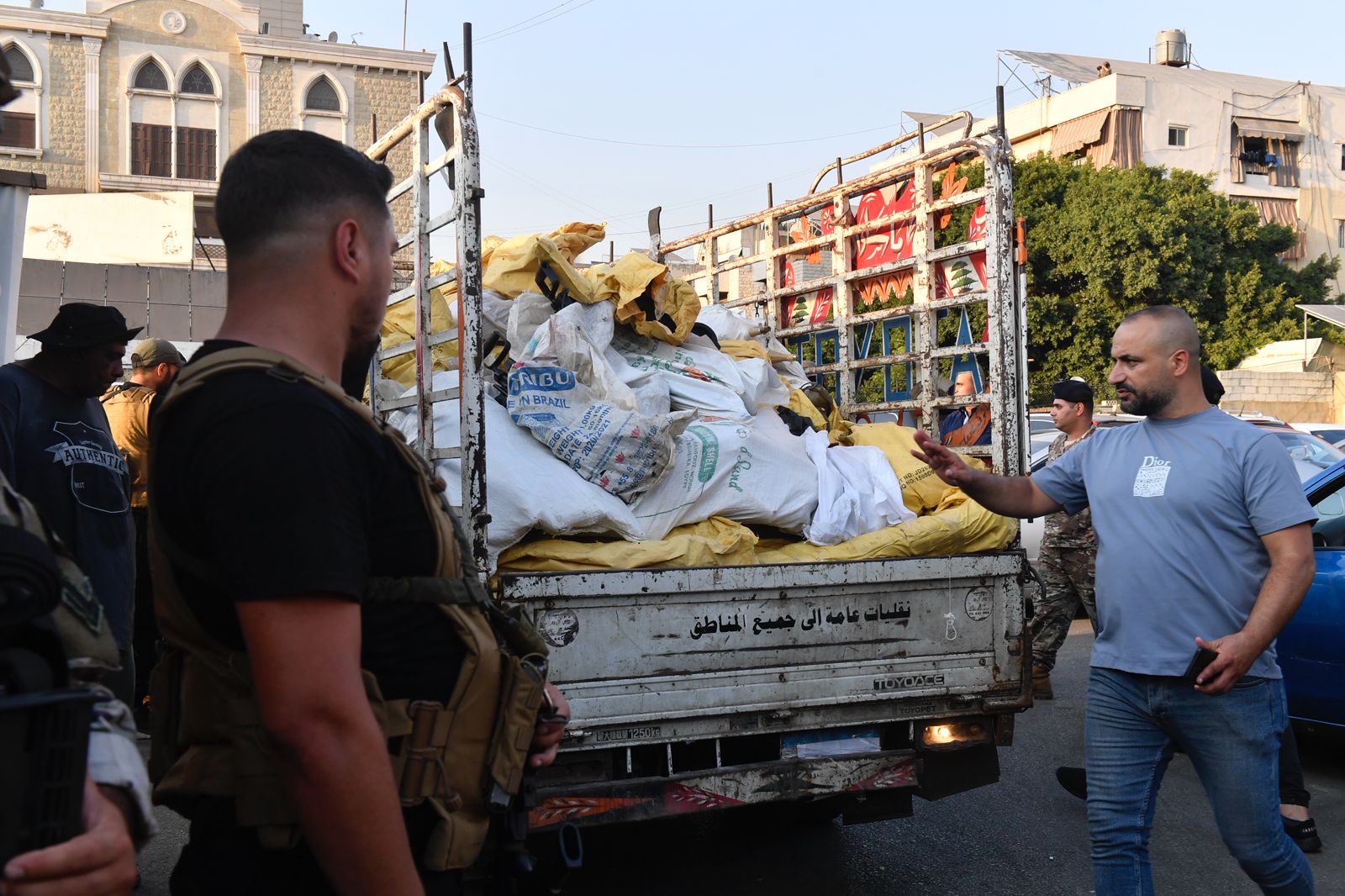 الجيش اللبناني تسلم شاحنة محملة بالسلاح في مخيم برج البراجنة  (حسام شبارو)