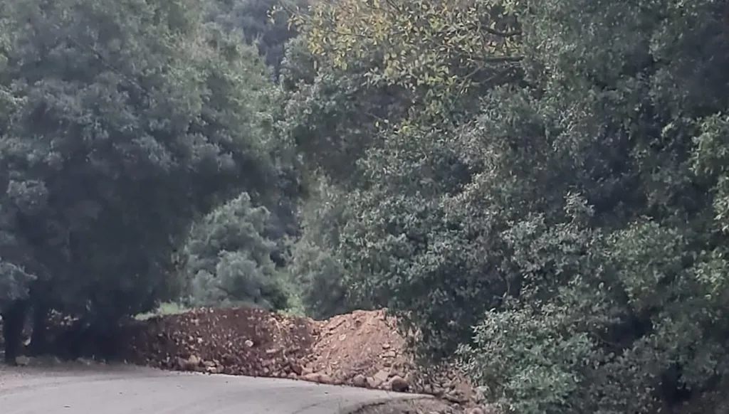 ساتر ترابي وضعه الجيش الاسرائيلي في إحدى طرق وادي الحجير لمنع العودة