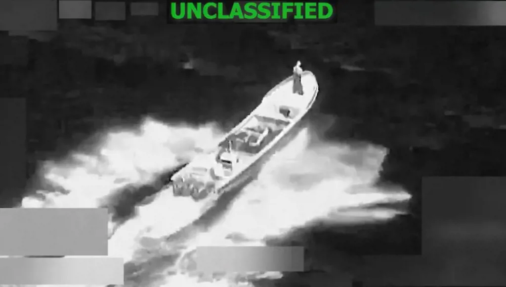 واشنطن: استهدفنا زورقاً في شرق المحيط الهادي ومقتل اثنين (فيديو)