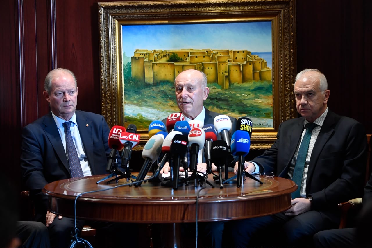النواب فادي كرم، أشرف ريفي، وكميل شمعون في اجتماع لجنة متابعة مقاضاة الأمين العام لحزب الله نعيم قاسم (حسام شبارو).