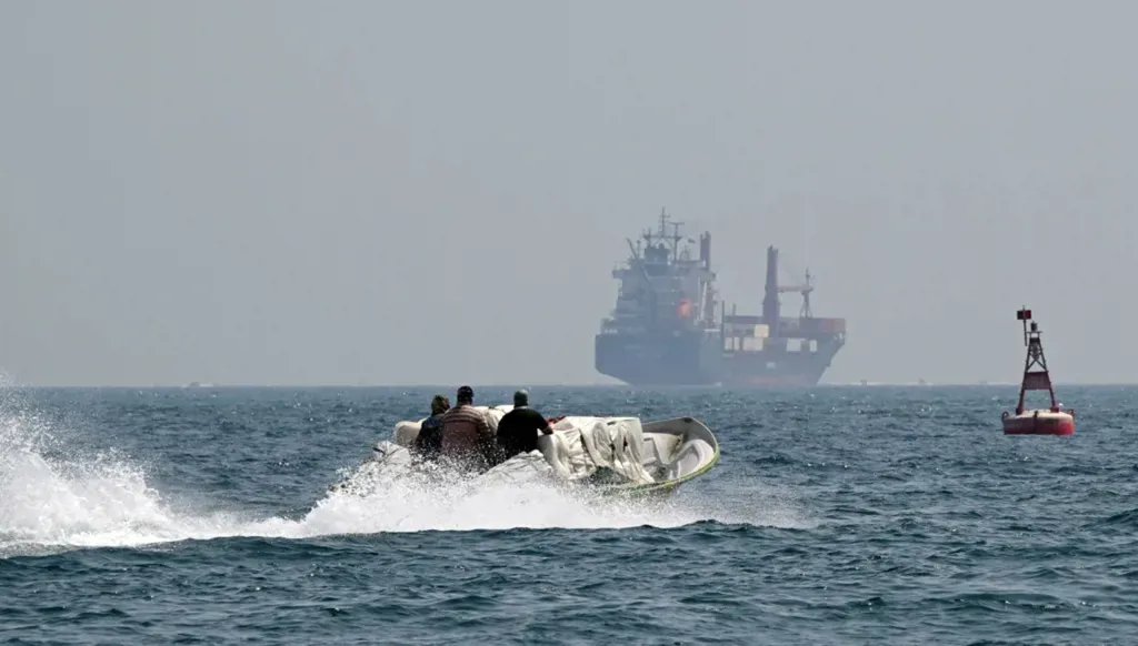 حين تُكسف شمس هرمز... هل يشرق باب المندب؟