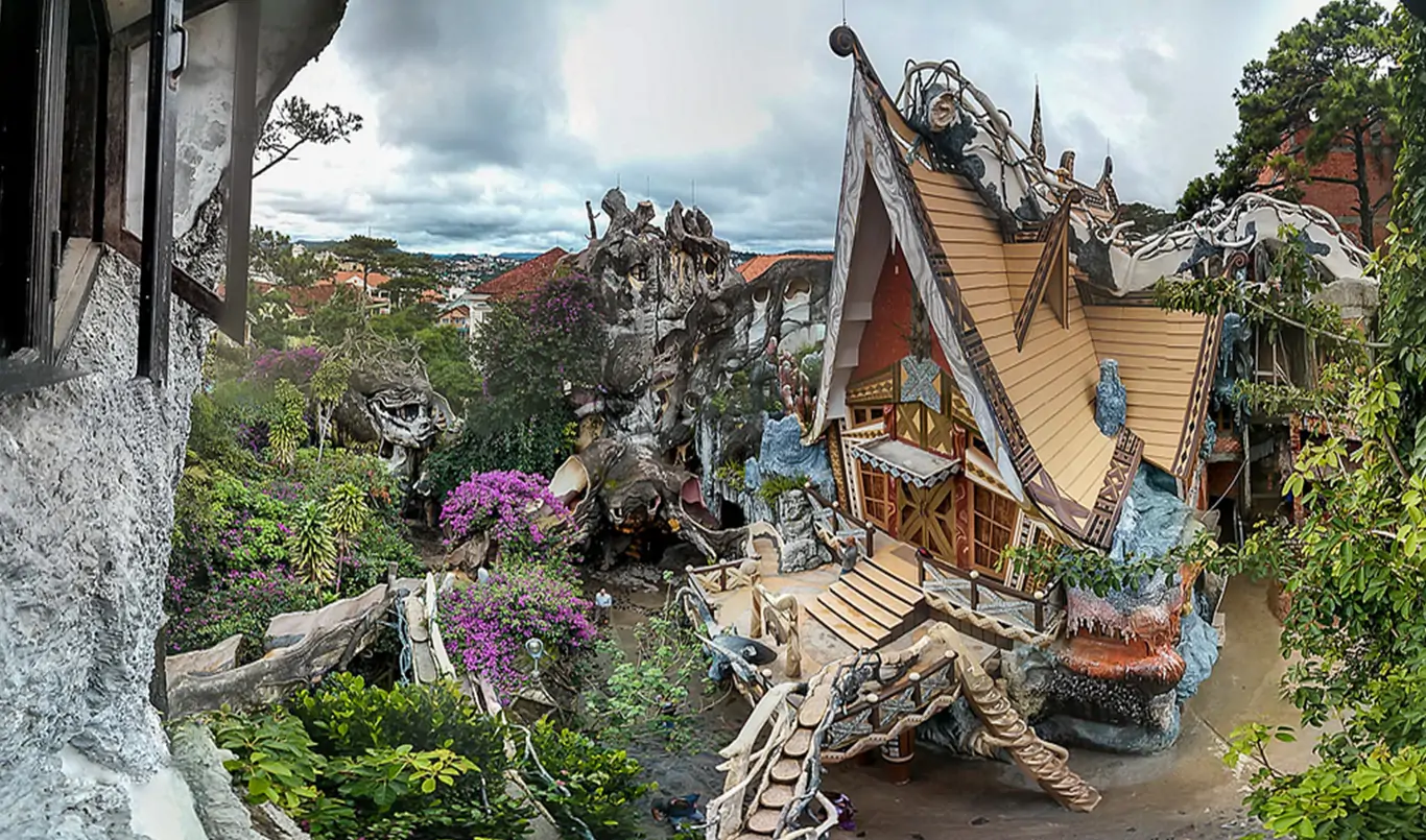 Crazy House في دالات الفيتنامية، بتصميم عضوي مستوحى من الأشجار والطبيعة، بعيداً من الخطوط المعمارية التقليدية. (Crazy House – الموقع الرسمي)