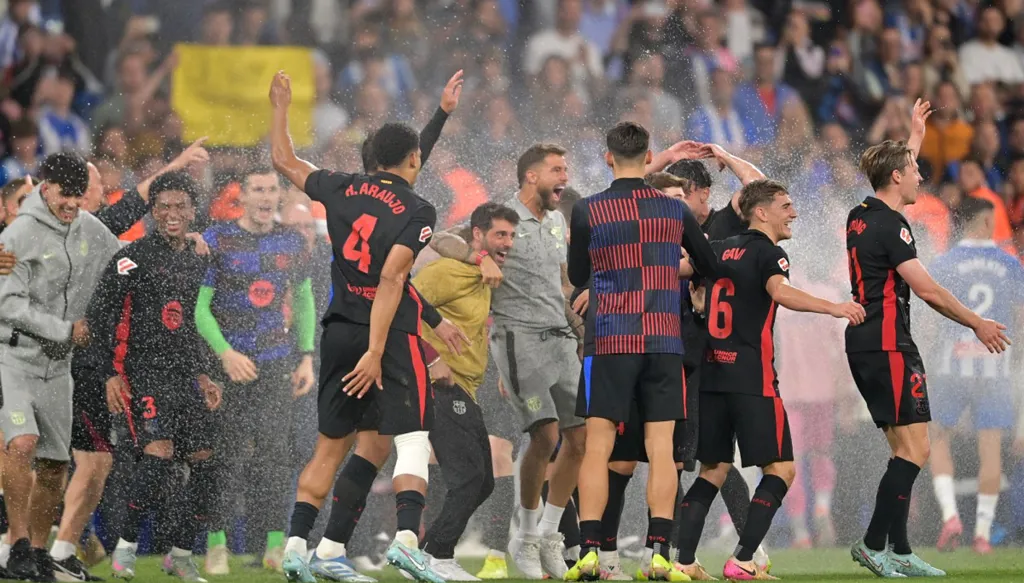 فليك يمنع لاعبي برشلونة من الاحتفال باللقب وتصرف استفزازي من إسبانيول (فيديو)
