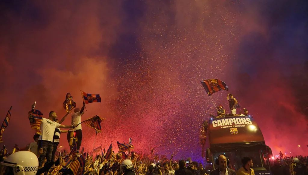 نجوم برشلونة يسخرون من فينيسيوس وسط الاحتفال الرهيب باللقب (فيديو)