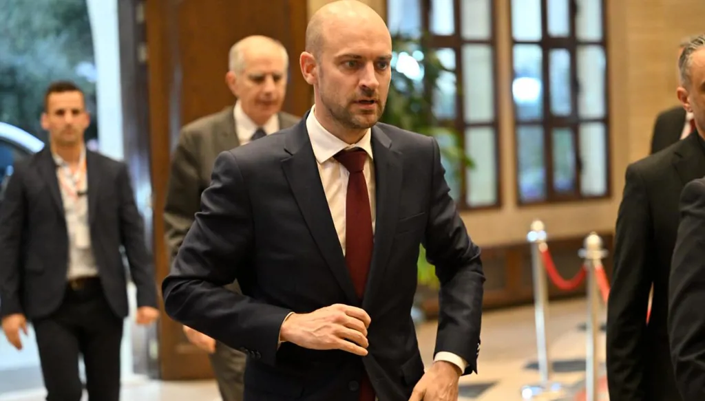 فرنسا تصطدم بجدار الحرب: جولات وزير خارجيتها لم تحدث أيّ خرق