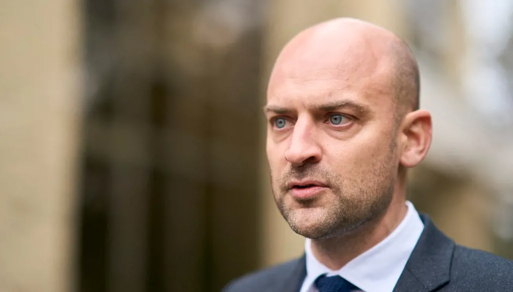 بارو: صنصال قد يعود إلى فرنسا بالأيام المقبلة