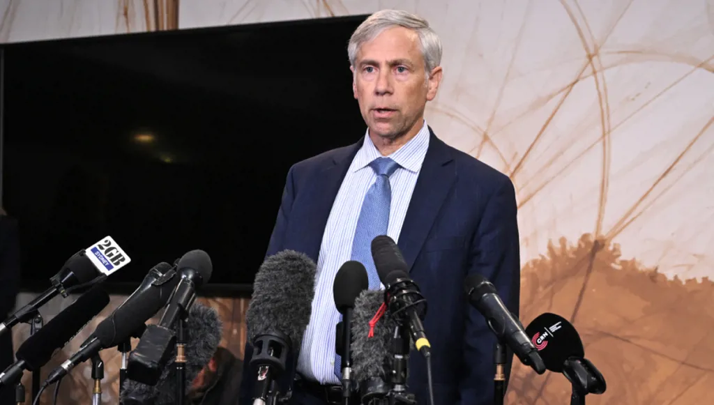 من "ويكيليكس" إلى مادورو… من هو باري بولاك محامي القضايا الشائكة؟