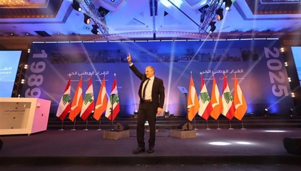 أدوات "التيار" المعارض اضطرارياً للحكومة... وانتقادات تطاوله