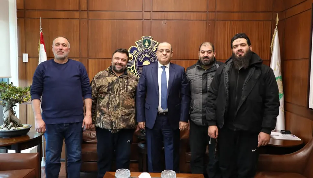مدير الأمن العام يستقبل 4 لبنانيين بعد الإفراج عنهم في سوريا