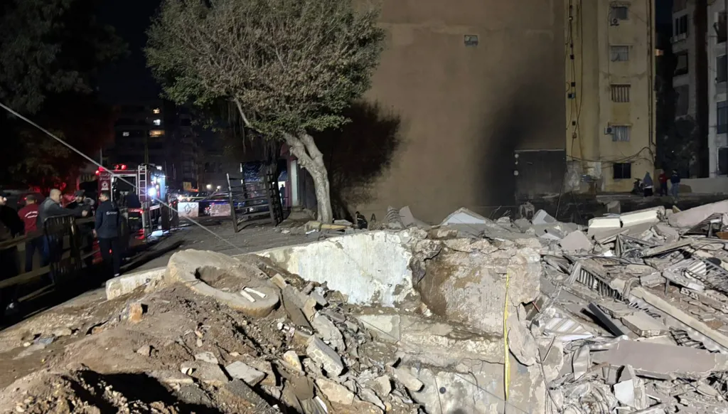 بالفيديو والصور- انهيار مبنى في حارة حريك بالضّاحية الجنوبيّة لبيروت