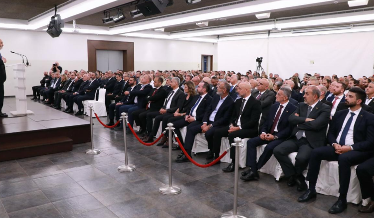 جانب من حفل تسليم البطاقات