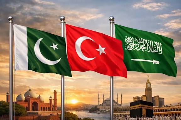 أعلام السعودية وباكستان وتركيا (أرشيفية).