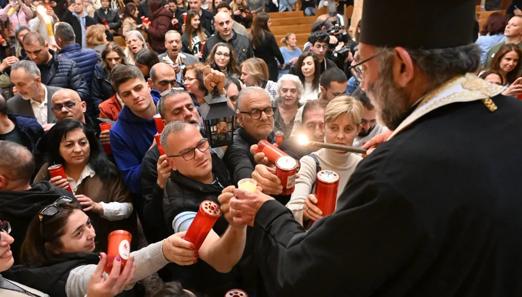 بالفيديو والصور- شعلة النور المقدّس تصل إلى لبنان في أجواء احتفالية