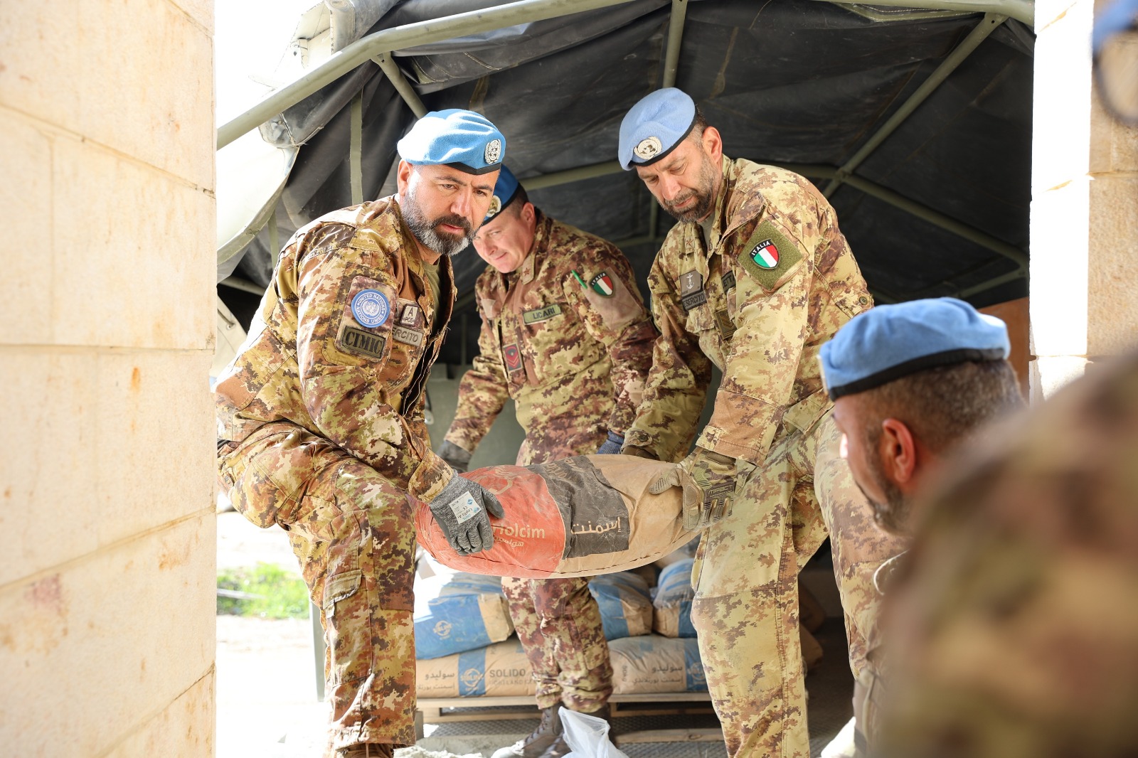 مواد بناء لترميم جناح في المدرسة.