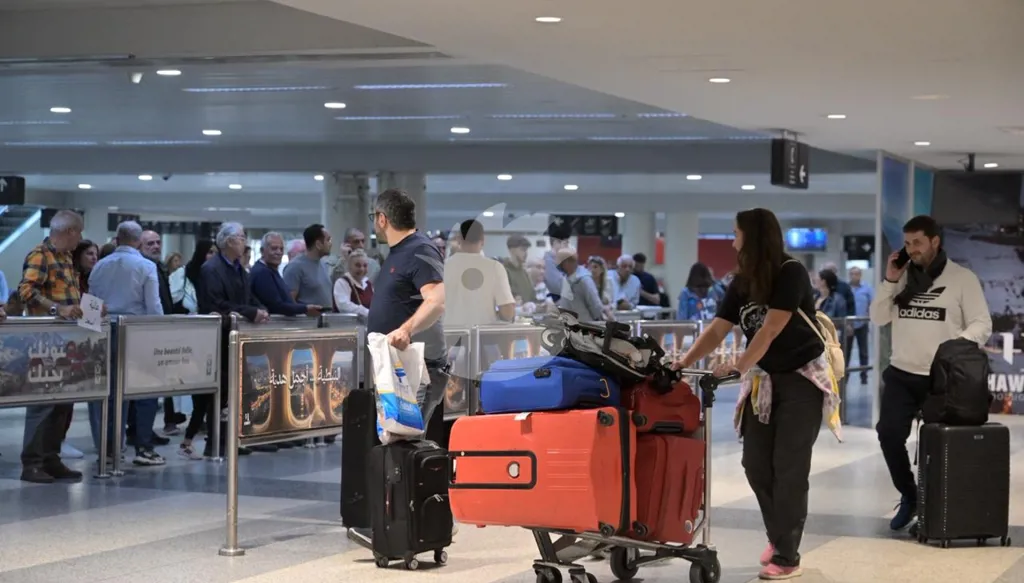 مسافرون في مطار رفيق الحريري الدولي. (نبيل إسماعيل)