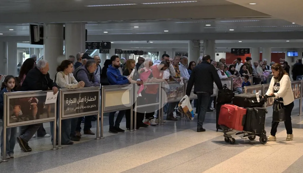 مسافرون في مطار رفيق الحريري الدولي. (نبيل إسماعيل)