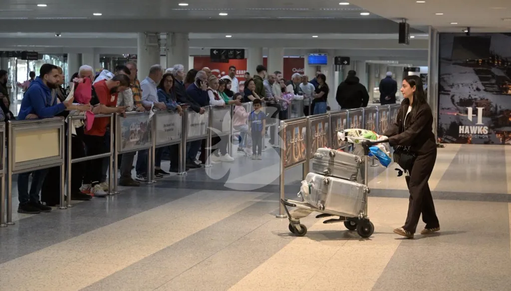 مسافرة في مطار رفيق الحريري الدولي. (نبيل إسماعيل)