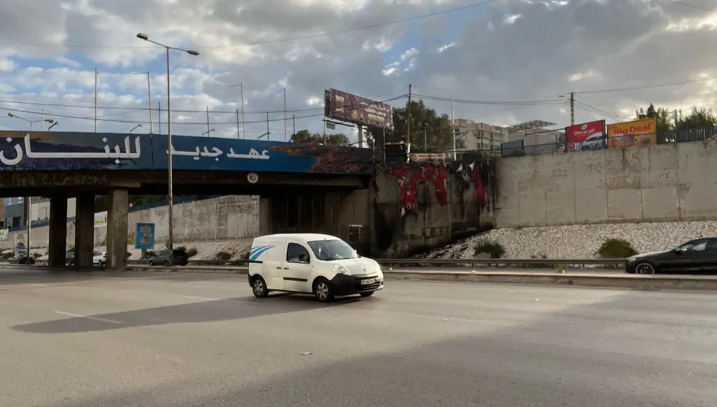 بعد رفعها بيوم واحد... إحراق لافتات "عهد جديد للبنان" على طريق مطار بيروت (صور)