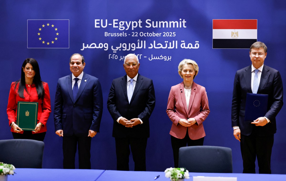 صورة جماعية قبل توقيع الاتفاقيات المشتركة خلال قمة ‏الاتحاد الأوروبي ومصر في بروكسل (أ ف ب)‏