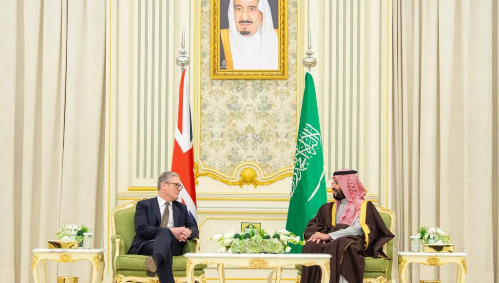 اتّصال بين ستارمر وبن سلمان... بحث في العلاقات والتعاون