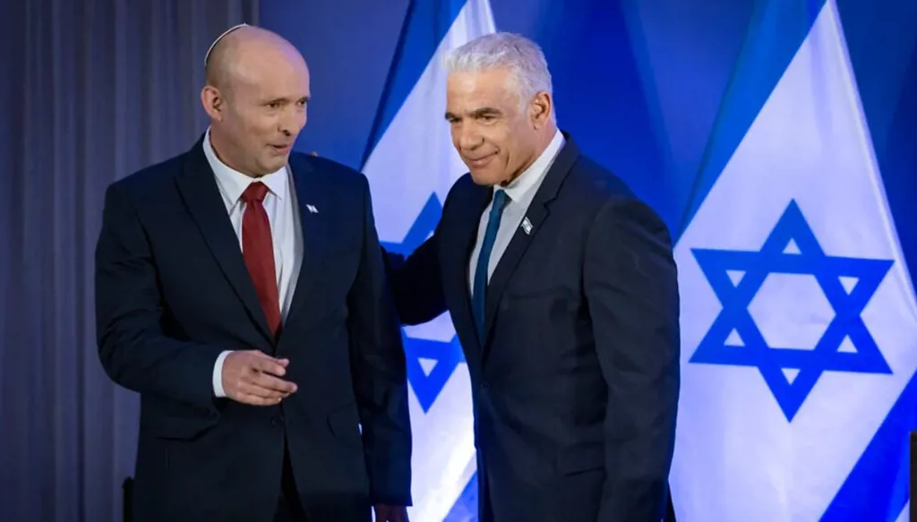 تحالف انتخابي جديد في إسرائيل... هل يطيح لابيد وبينيت بنتنياهو؟