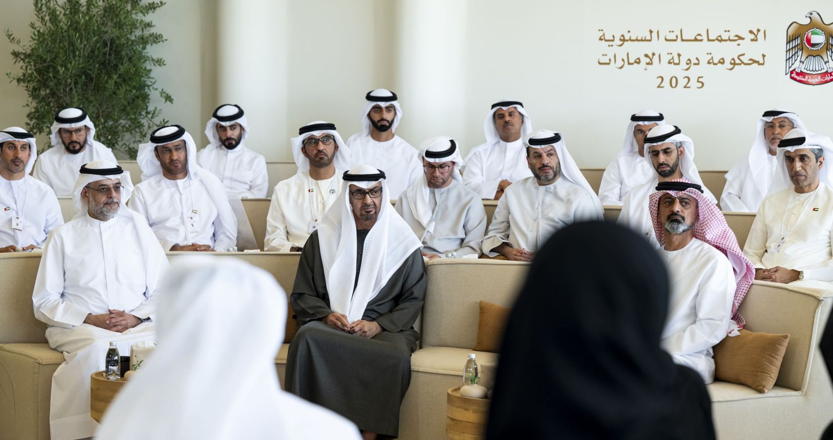 الشيخ محمد بن زايد خلال حضوره جلسة حول الأجندة الوطنية لنمو ‏الأسرة (وام)‏