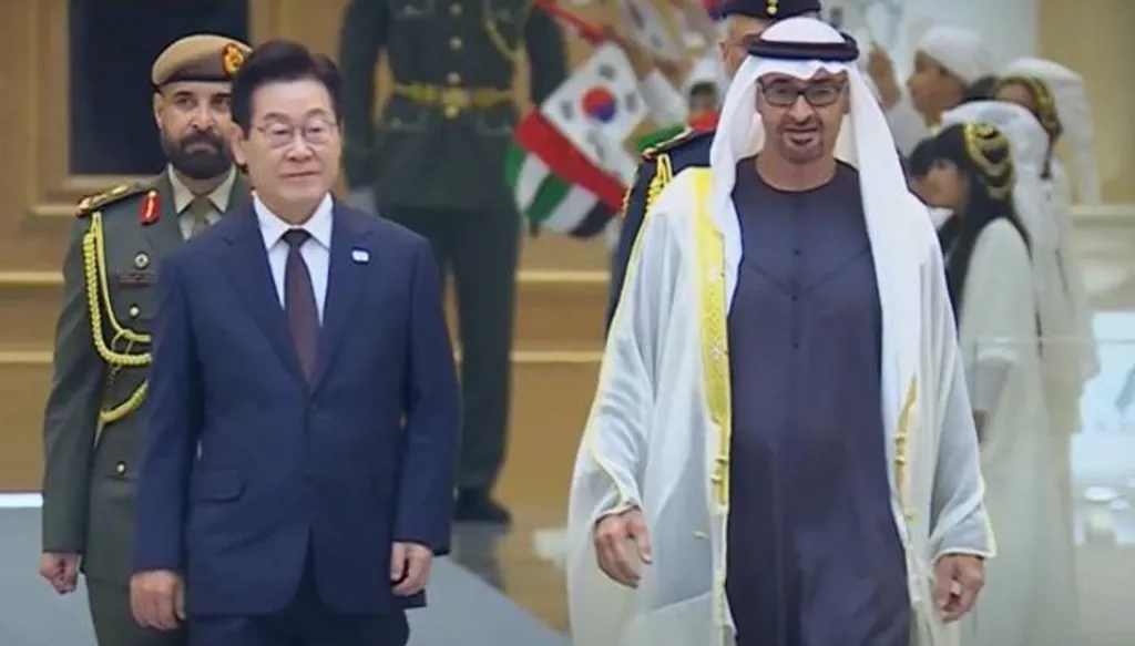 محمد بن زايد يستقبل الرئيس الكوري الجنوبي في قصر الوطن ‏