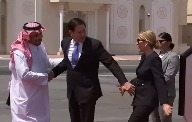  لحظة تعثر زوجة وزير الخارجية الأميركي، على سلم الطائرة لدى وصولهما إلى العاصمة القطرية الدوحة (اكس)