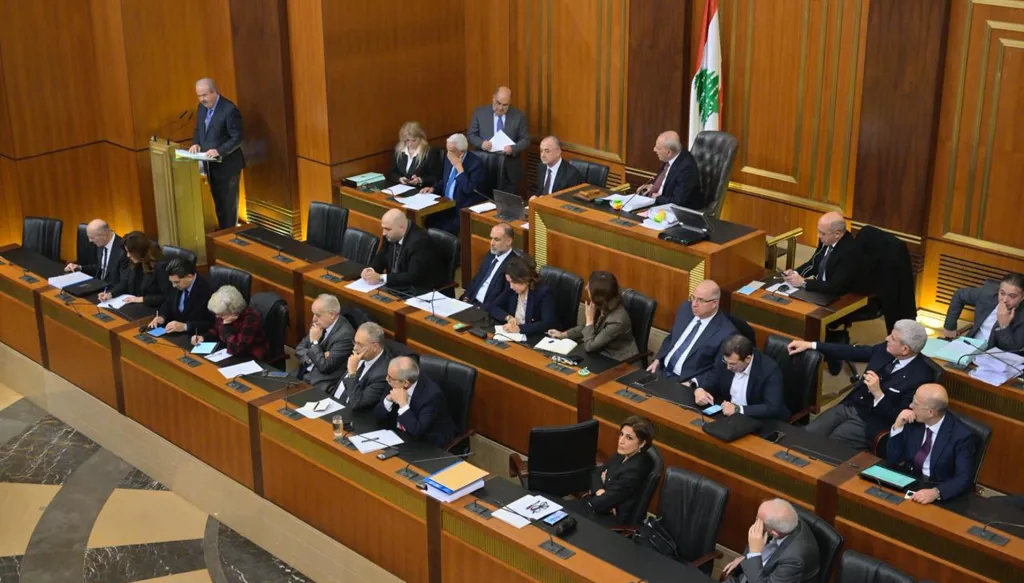 "هرج ومرج" في مجلس النواب على وقع موازنة 2026: صدام سياسي، غضب المتقاعدين، وجدال حول السلاح