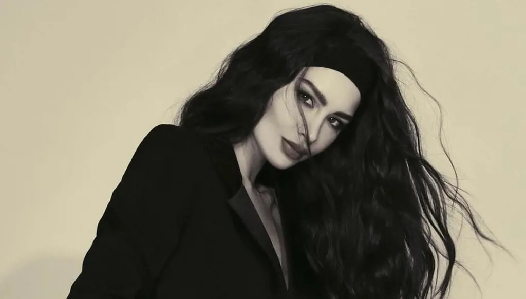 روان بن حسين تحتفي بعيدها الـ 28 متأنّقة بالذهبيّ (صور وفيديو)