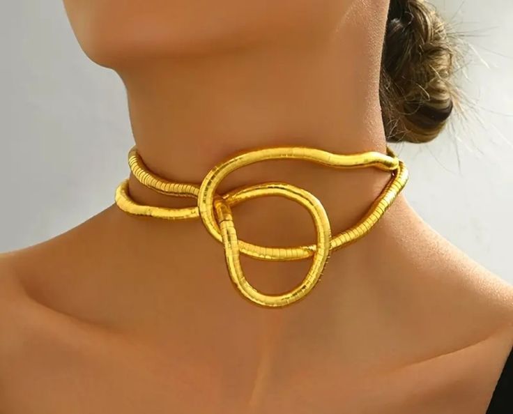 قلادة قابلة للثني باللون الذهبي (Pinterest)