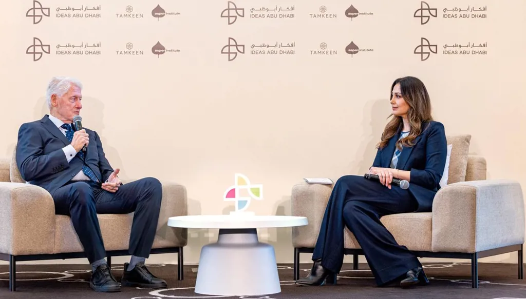 بيل كلينتون بجلسة حوارية استضافها "أفكار أبوظبي": القيادة تبدأ من ‏طريقة رؤيتنا للعالم