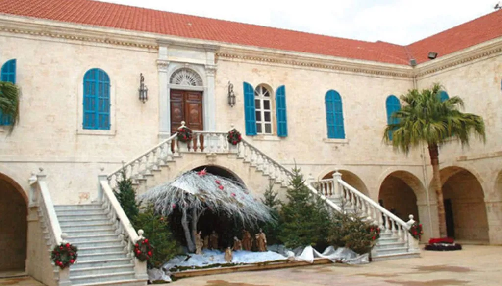 أهالي قنوبين يجتمعون مع الوكيل البطريركي الماروني