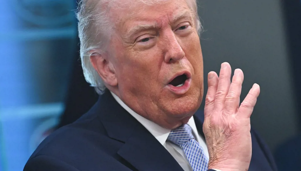 ترامب يحذّر إيران من فرض رسوم على الشحن عبر مضيق هرمز