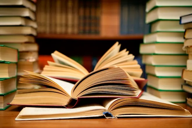 كتب. (تعبيرية)