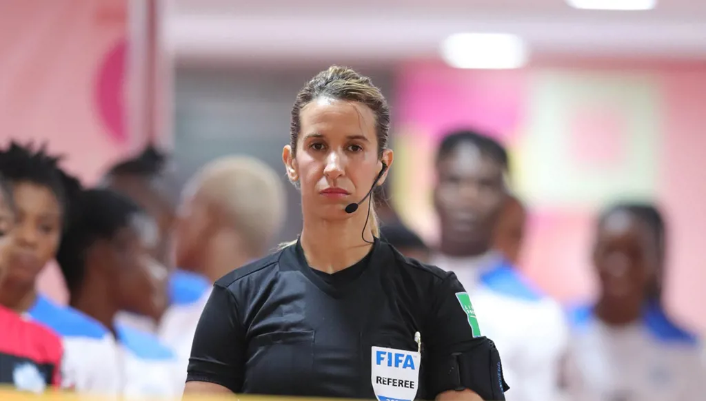 سبب مفاجئ وراء اعتزال أفضل حكمات كرة القدم العربية والأفريقية