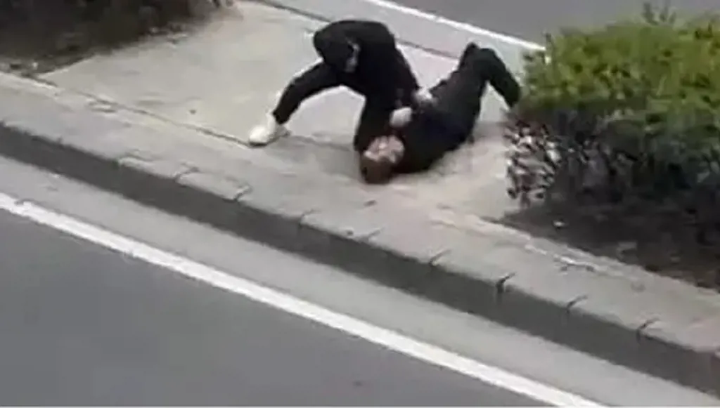 شاب ينهال بالضرب والركل على أبيه وسط الشارع... فيديو يوثّق