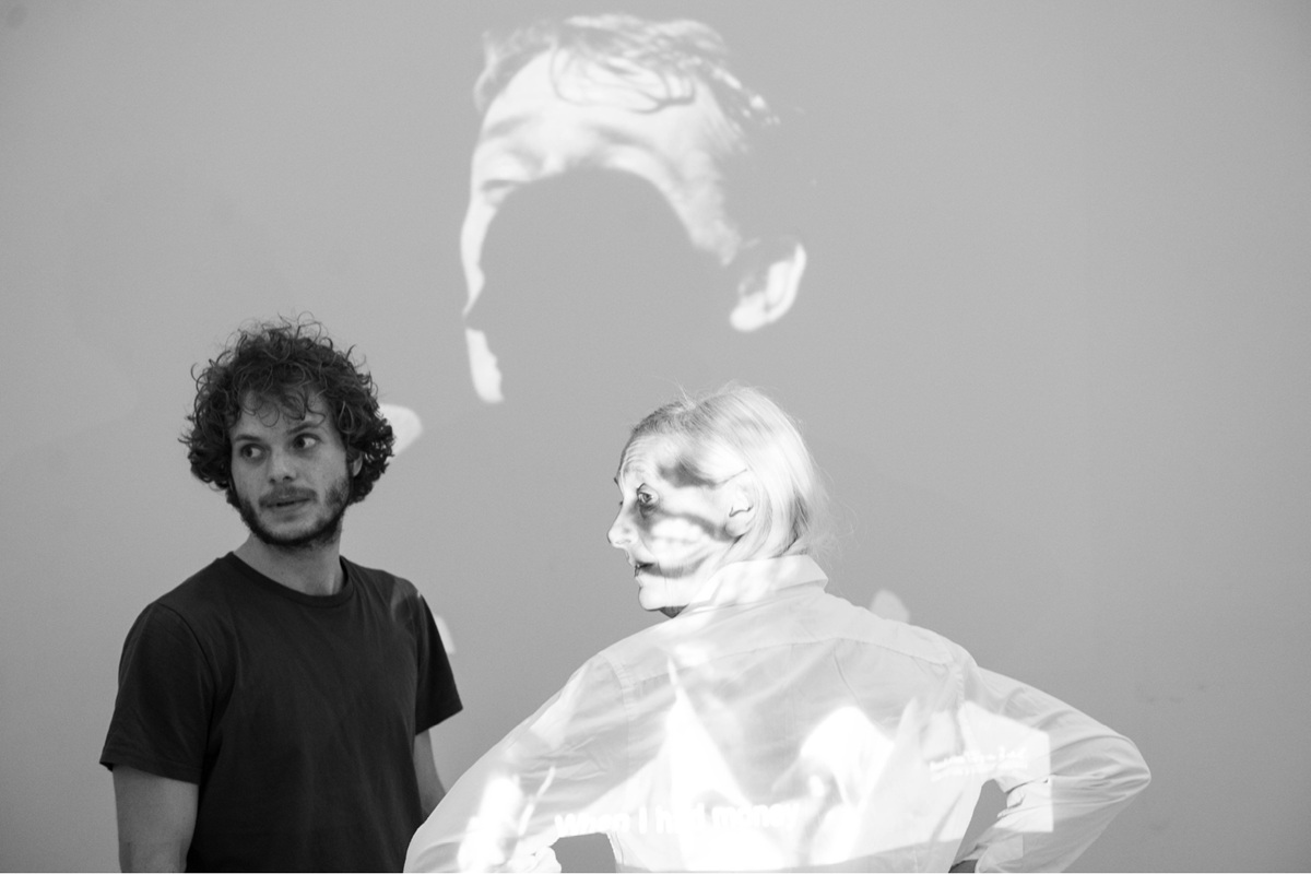 تحية من آن تيريزا دي كيرسماكر وسولال ماريوت إلى جاك بريل. (أفينيون)