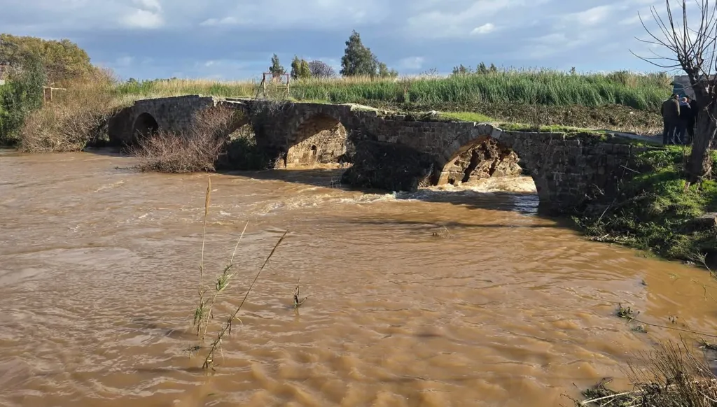 شمال لبنان... انهيار جزئي لجسر أثري (صور وفيديو)