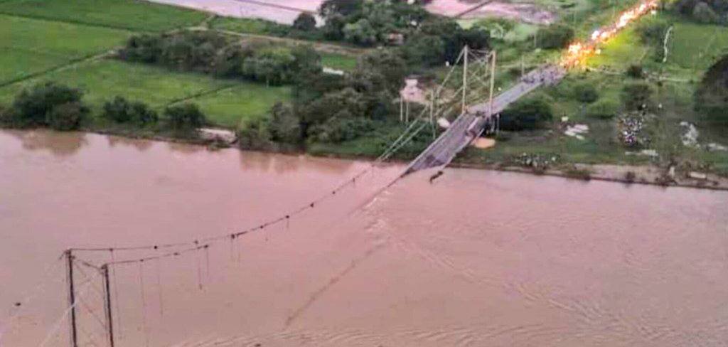 انقلاب شاحنة ضخمة على الجسر