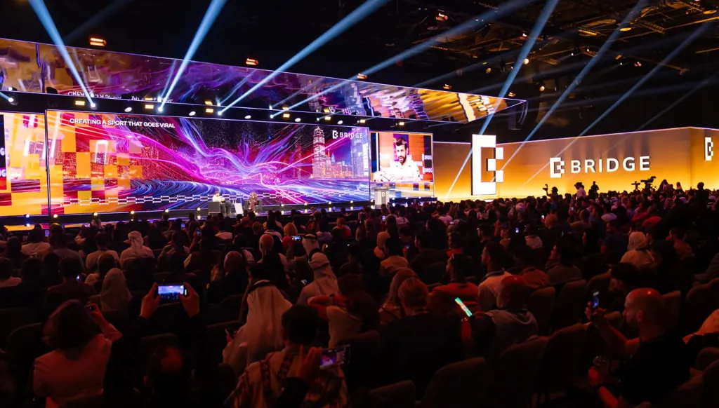 في قمّة "بريدج"... روبوت يقدّم القهوة وآخر يؤدي عروضاً موسيقية