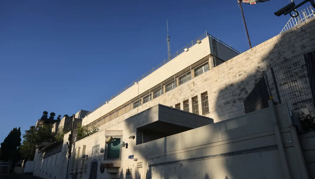 إسرائيل تُبلغ بريطانيا بقرار إغلاق قنصليتها في القدس الشرقية