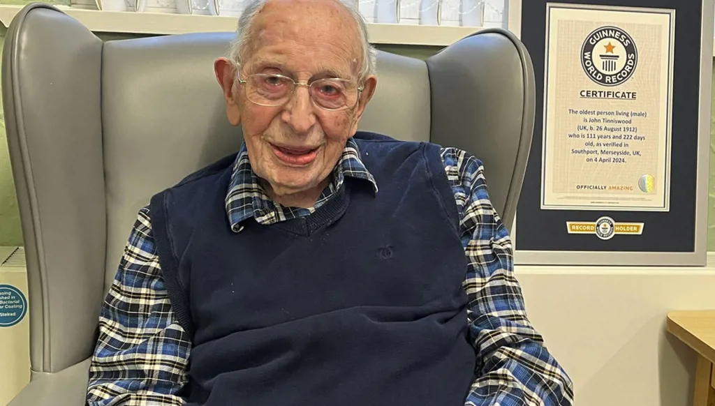 مولود عام 1912... وفاة أكبر رجل في العالم