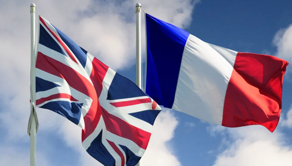 علما فرنسا وبريطانيا (أرشيفية)