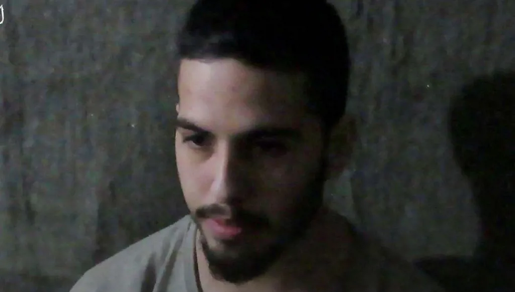 بعد العثور على رسالة بخط يده في غزّة... والدة الأسير متان: لا يمكن اللعب بحياته أكثر