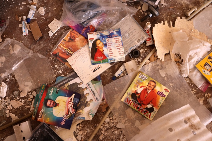 أقراص مدمجة ملقاة بين أنقاض شقة سكنية تضررت جراء غارات جوية استهدفت جنوب غربي طهران (أ ف ب)