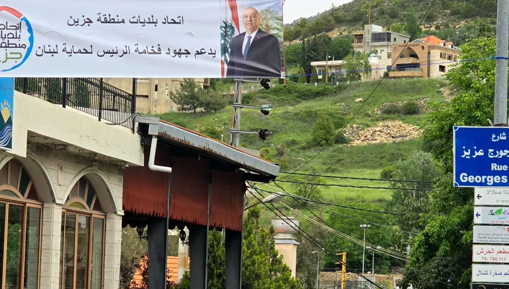 من جزين إلى صيدا... لافتات تأييد لنهج رئيس الجمهورية من أجل حماية لبنان