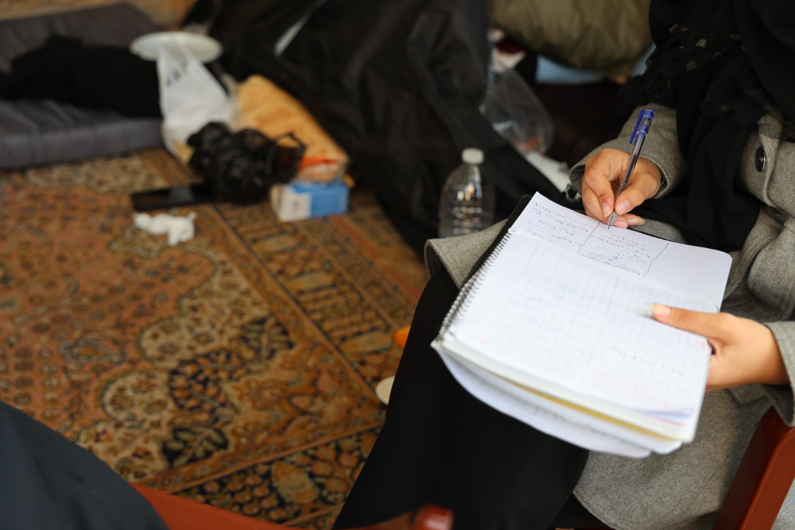 صورة لابنة عبير أثناء دراستها داخل الخيمة (النهار).